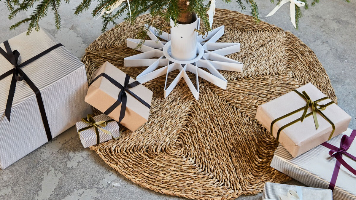 Weihnachtsteppich mit Sternmuster in Natur unter dem Christbaum