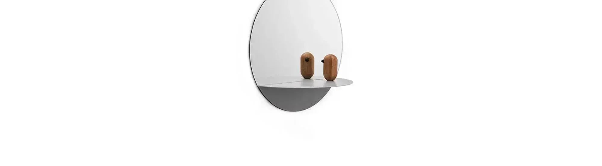 Horizon Spiegel von Normann Copenhagen in organischer Form mit abgerundeten Kanten, modernes Design in einem eleganten Raum, der Licht und Stil harmonisch reflektiert.