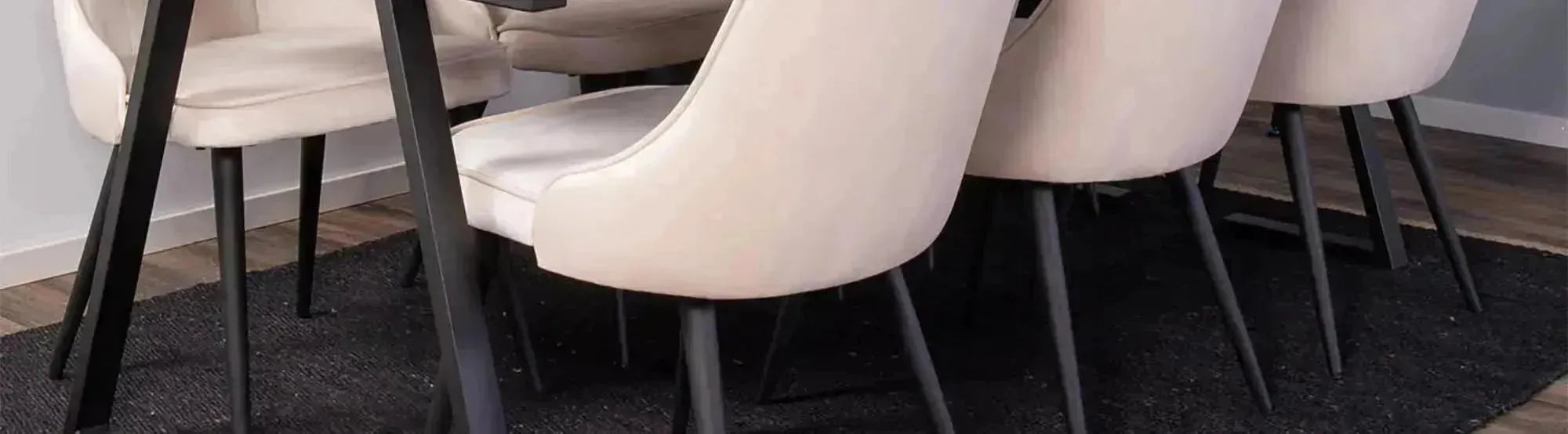 Elegante Tische der Jakarta-Kollektion von Venture Home mit modernem Design, klaren Linien und hochwertigen Materialien, perfekt für eine stilvolle und einladende Wohnatmosphäre.