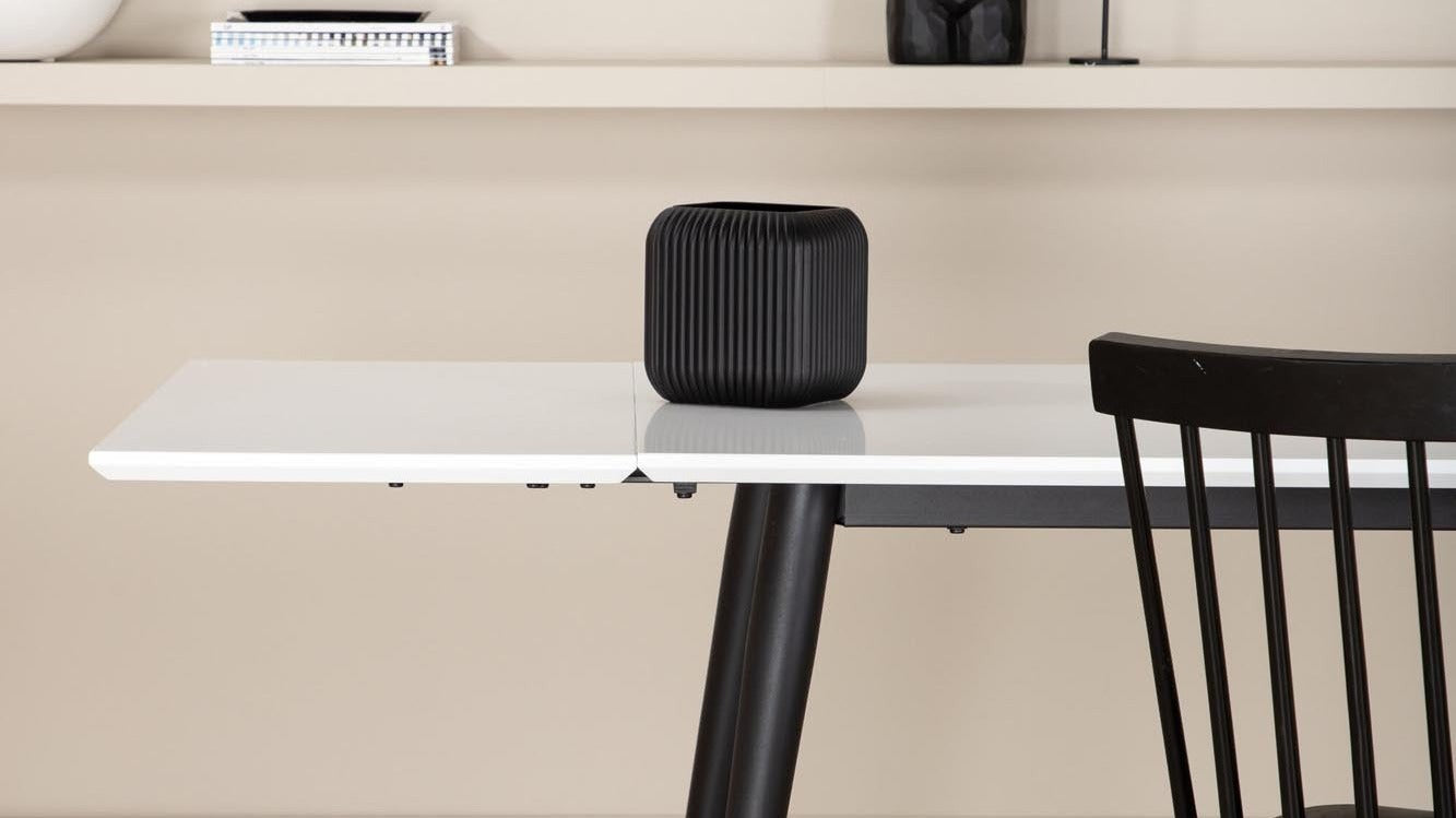 Entdecke die stilvollen Jimmy Tische von Venture Home. Hochwertige Materialien, modernes Design und Vielfalt für Esszimmer, Wohnzimmer und Küche.