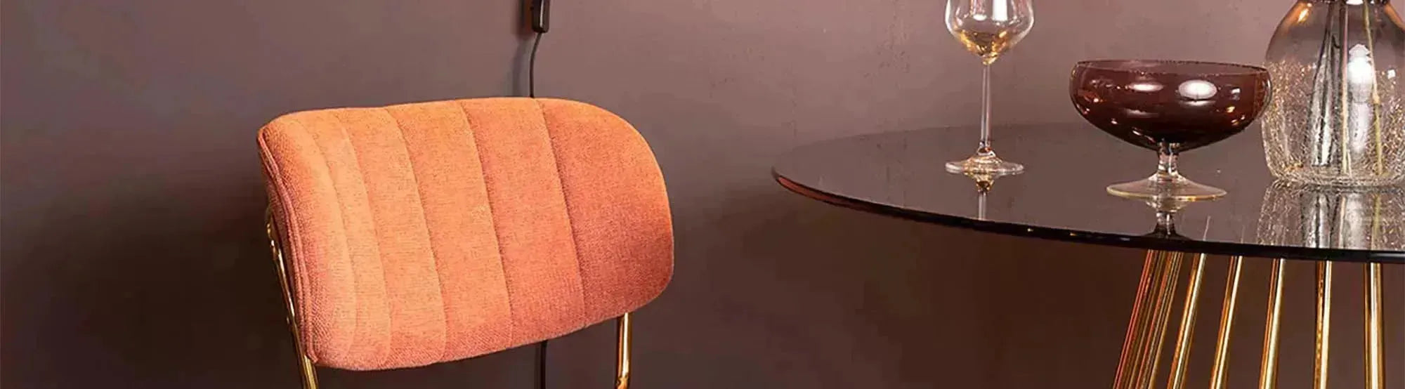Elegante Stühle der Jolien-Kollektion von White Label Living in stilvollem Design mit sanften Linien und geschmackvollen Farben, perfekt für Esszimmer, Wohnzimmer oder Arbeitsbereiche.
