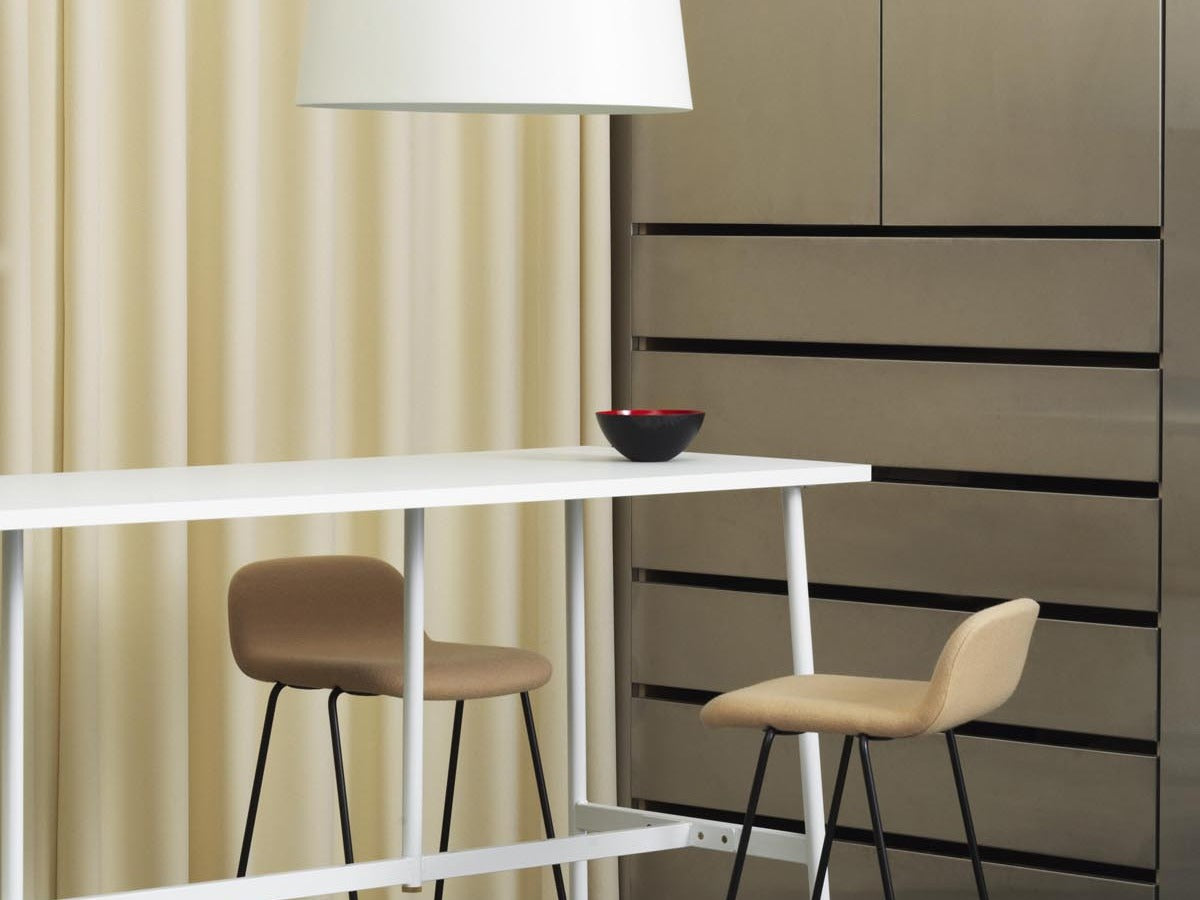 Elegante Just Kollektion von Normann Copenhagen: stilvolle Möbel und Accessoires in harmonischen Farben.