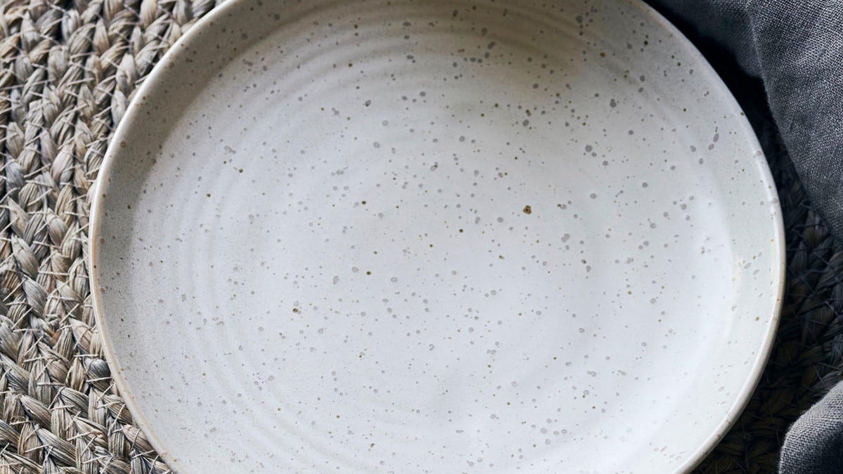 Festlich gedeckter Tisch mit Kuchentellern der Serie Pion