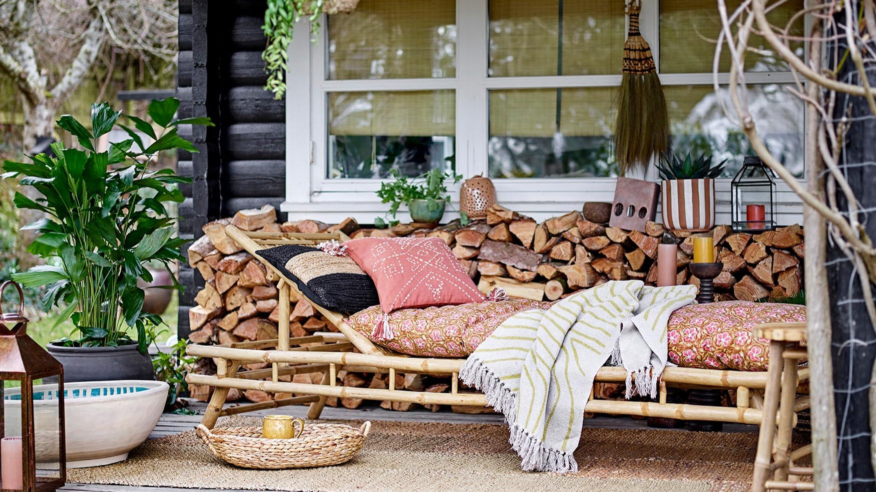 Entdecke die Sommerkollektion von KAQTU: Leichte Outdoor-Möbel, stilvolle Deko und nachhaltige Materialien für deinen perfekten Sommer im Freien.