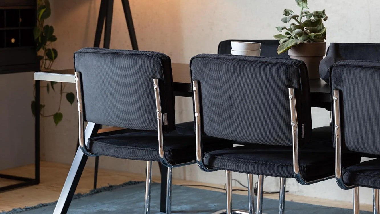 Zuiver Ridge Stühle in der Schweiz: Retro-Design, strapazierfähiger Ribstoff, Freischwinger-Komfort, vielseitige Modelle, stilvoller Sitzkomfort bei KAQTU.