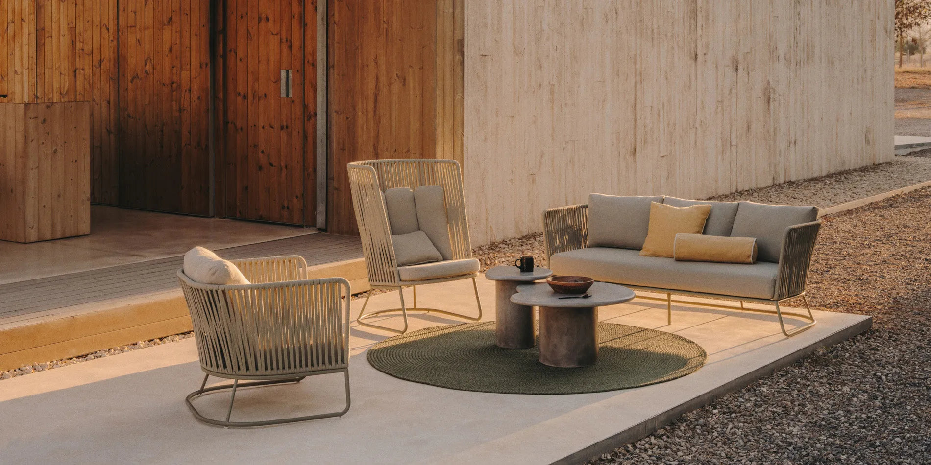 Neuheiten in der Gartenmöbel-Kollektion: Stilvolle Outdoor-Möbel wie Lounges, Gartentische und farbenfrohe Stühle aus langlebigen, wetterfesten Materialien – perfekt für Terrasse, Garten oder Balkon.