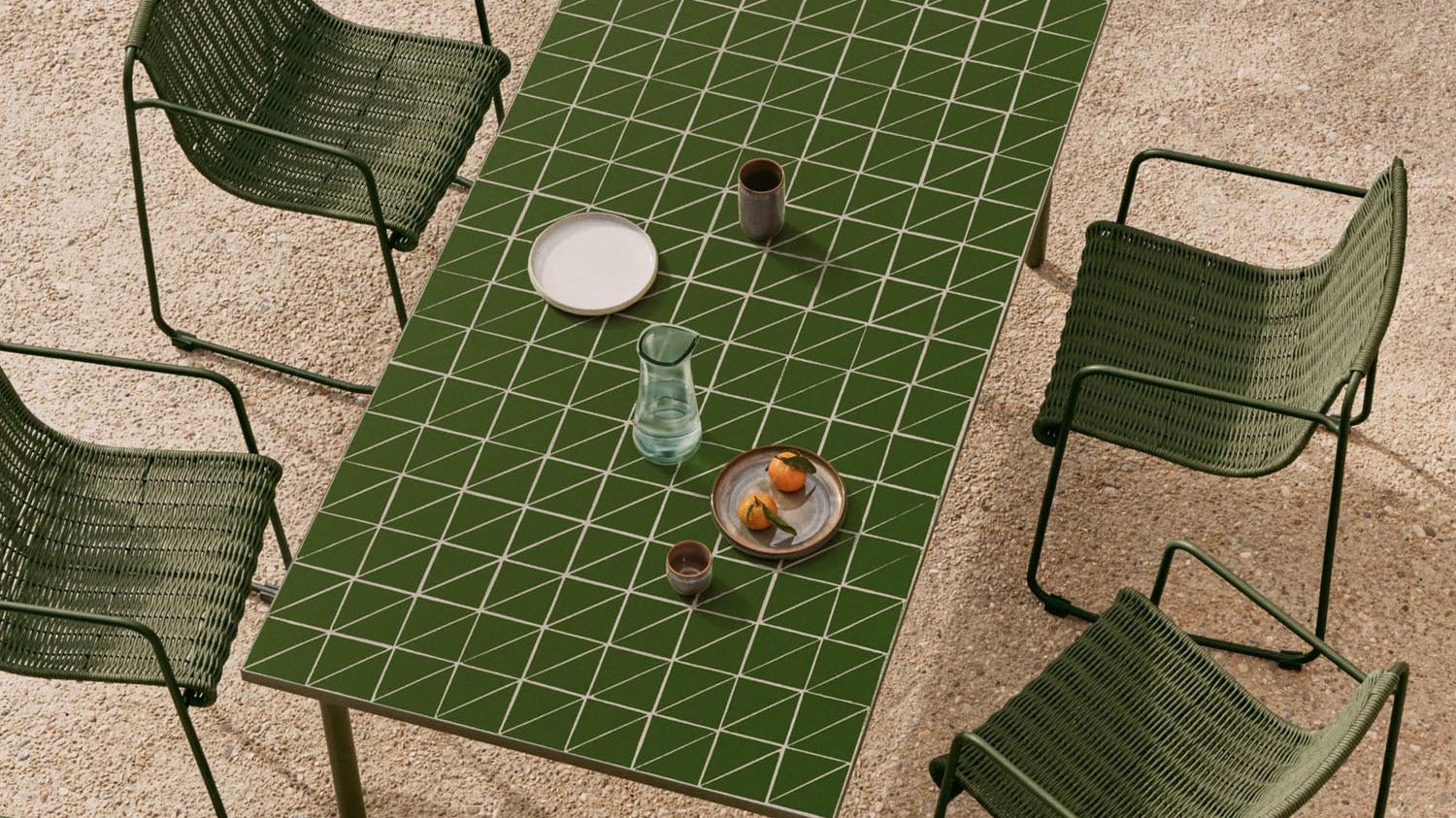 Große Gartentische aus langlebigen Materialien, mit elegantem Design, wetterfesten Oberflächen und vielseitigen Kombinationsmöglichkeiten für jede Terrasse.