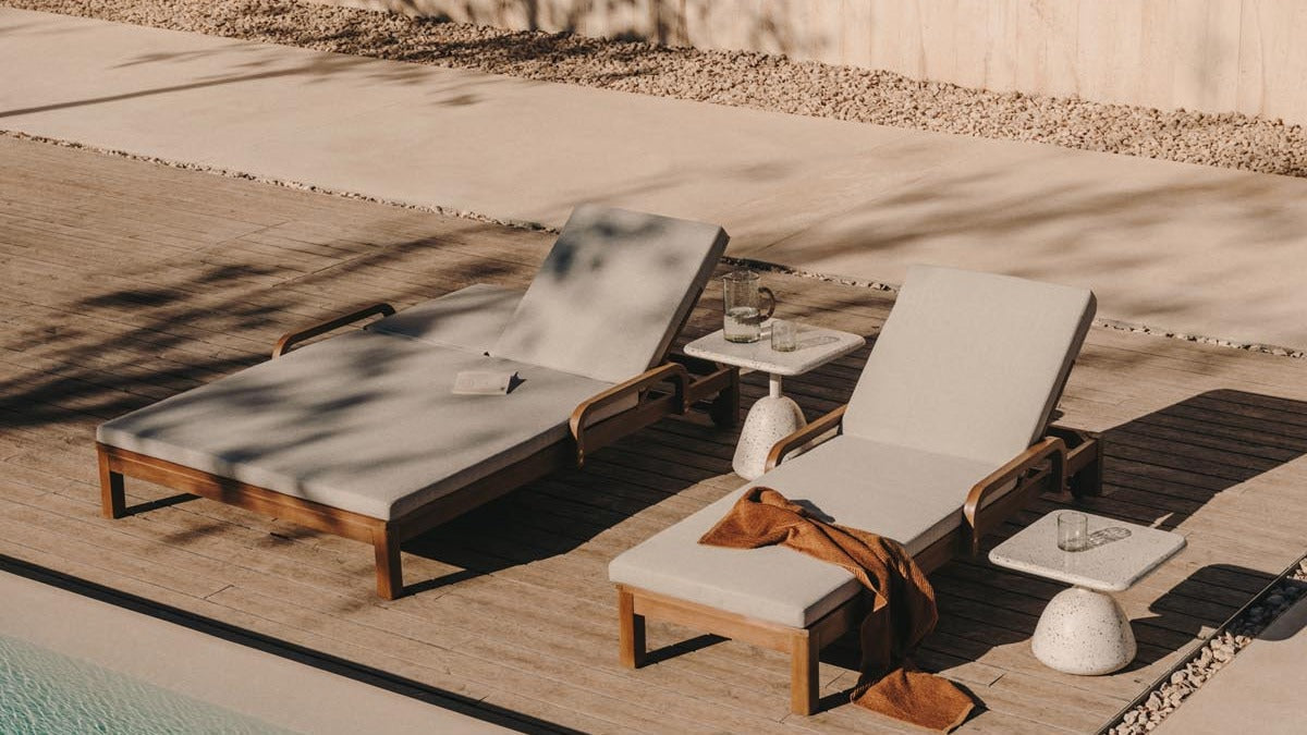 Elegante Liegestühle mit skandinavischem Design, wetterfesten Materialien und ergonomischer Form für entspannte Stunden im Garten, auf Terrasse oder Balkon.