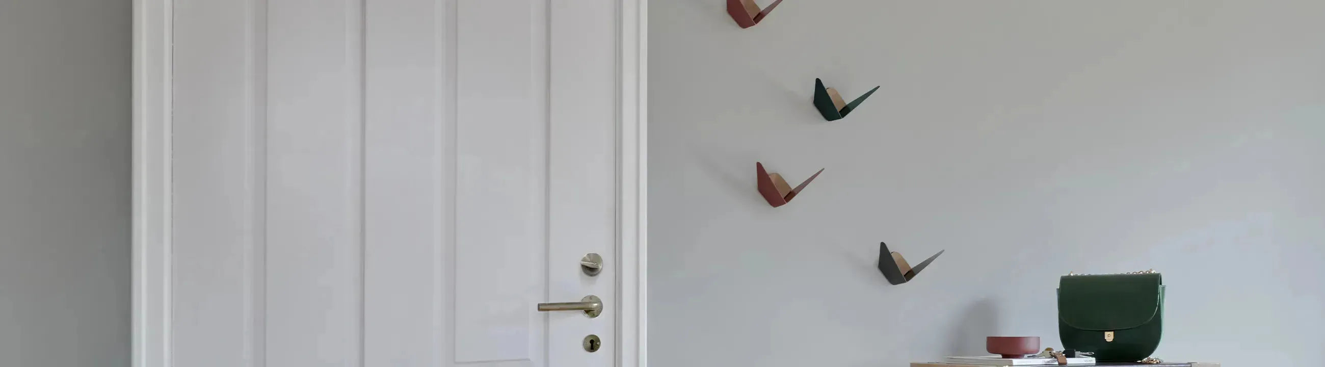 Moderne Kleiderhaken und Garderobenhaken aus Holz und Metall in stilvollem Design, perfekt für Flur, Schlafzimmer, Küche und Bad.