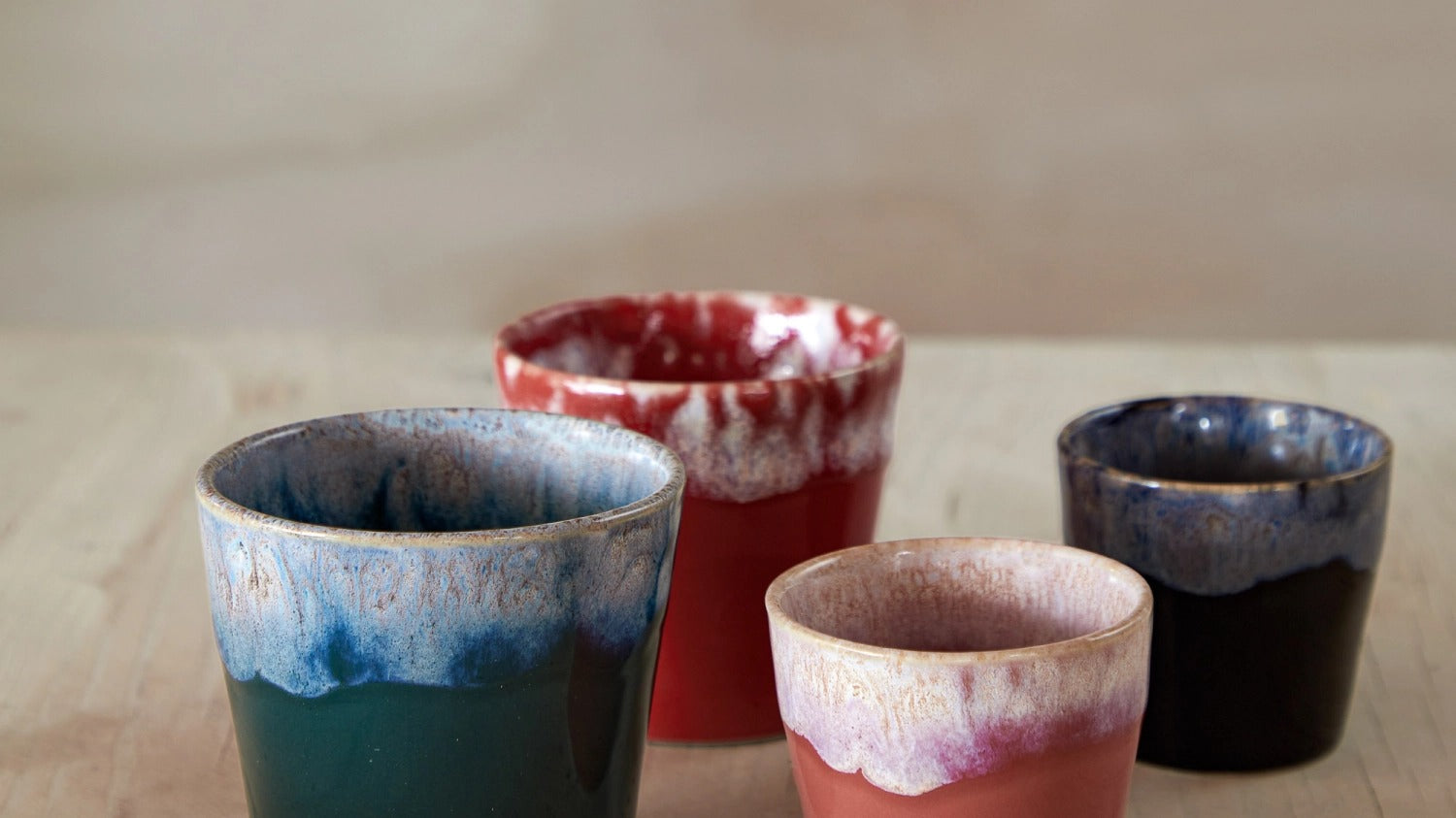 Hochwertiges Steingut mit mediterranem Charme, in sanften Erdtönen, klaren Formen und robuster Glasur – perfekt für Alltag und festliche Anlässe.