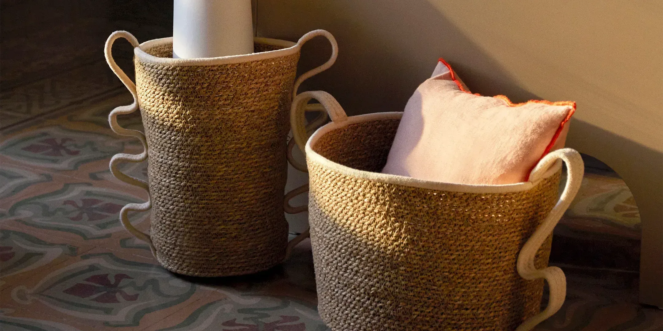 Dekorative und praktische Aufbewahrungskörbe aus verschiedenen Materialien wie Rattan und Seegras, ideal zum Verstauen von Kleidung, Spielzeug, Büchern oder Schuhen, passend zu jedem Einrichtungsstil.