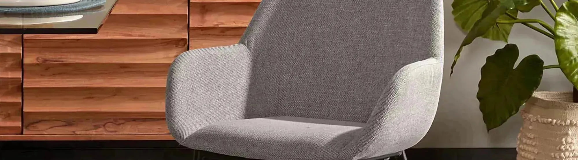 Konna von Kave Home – ikonische Stühle & Barhocker mit Armlehne