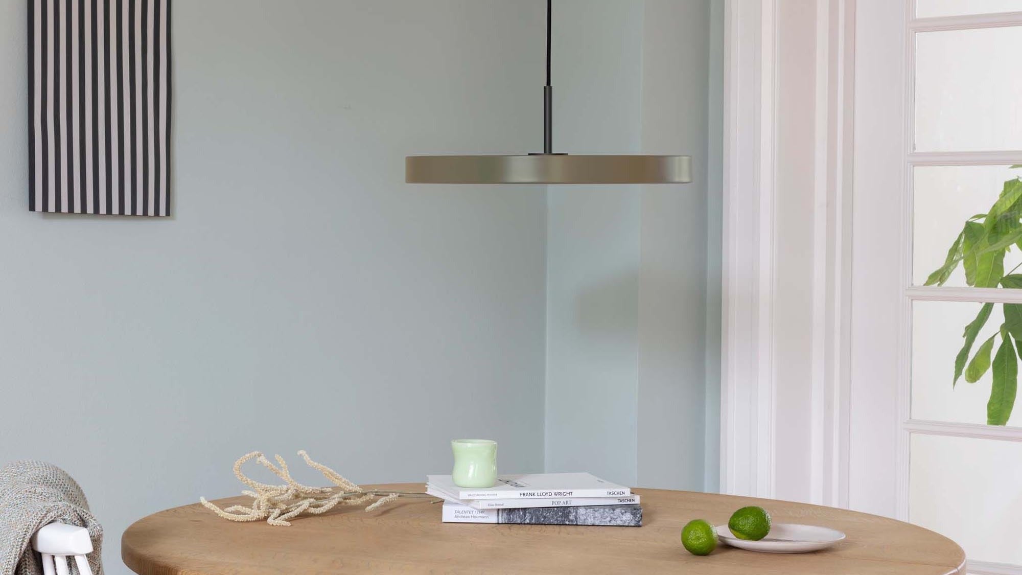 Elegante goldene Pendelleuchte mit modernem Design, ideal für stilvolle Wohnräume und gemütliche Atmosphäre.