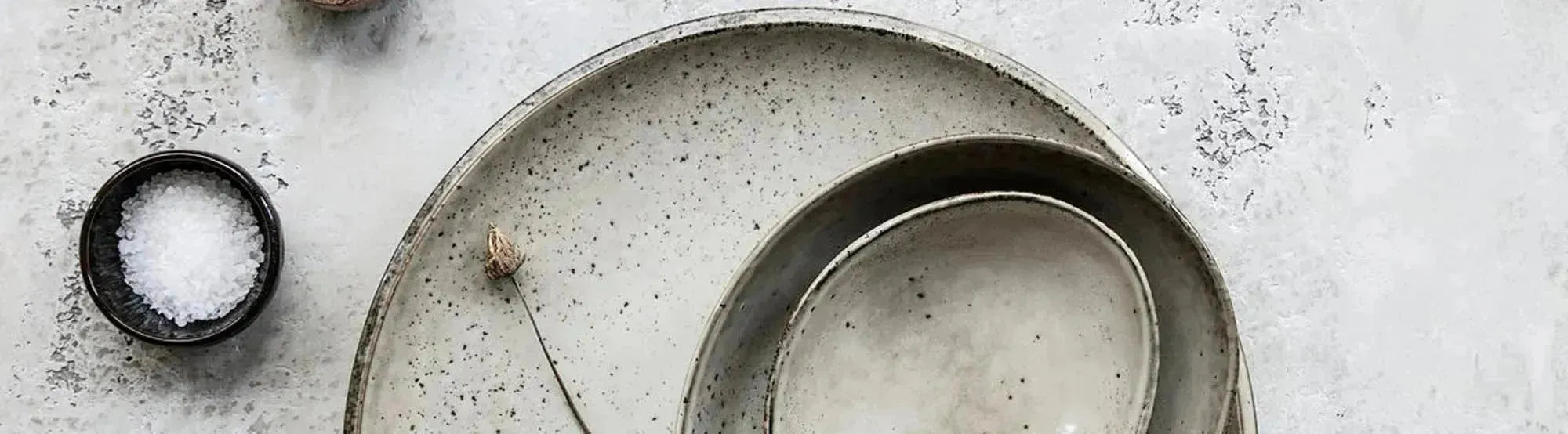 Elegantes Geschirrset Lake von House Doctor aus hochwertigem Steingut mit sanften, organischen Formen und matter Oberfläche in natürlichen Farbtönen, perfekt für eine harmonische Tischdekoration.