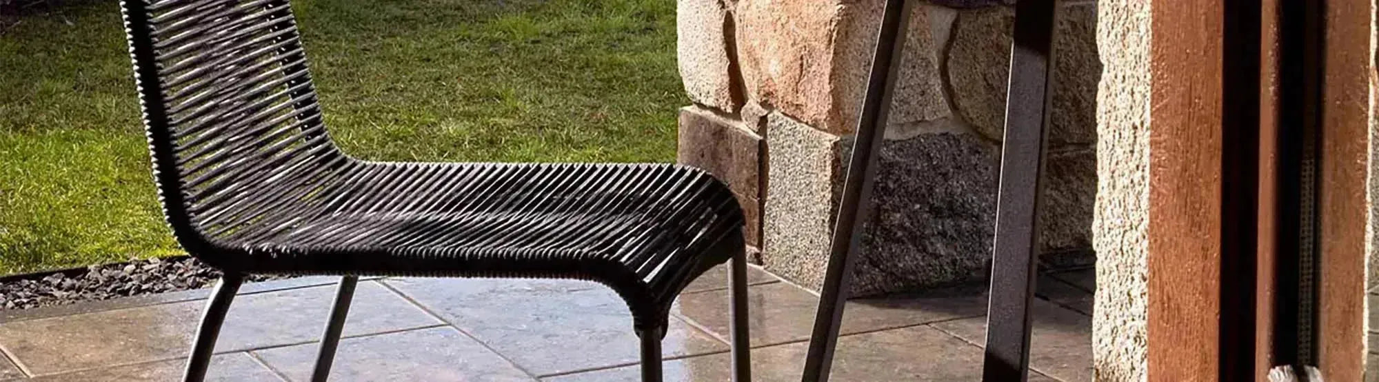 Stapelbare Outdoor-Stühle der Lambton Kollektion von Kave Home aus robustem Seilgeflecht in Braun und Schwarz, ideal für Garten, Terrasse und Outdoor-Bar.