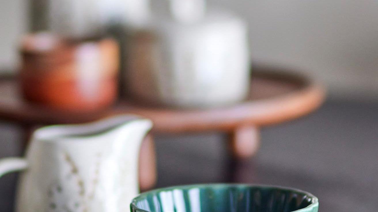 Bloomingville Latina Geschirrset: farbenfroh, nordisch-mediterraner Stil, Teller, Schalen, Tassen – spülmaschinen- und mikrowellengeeignet.