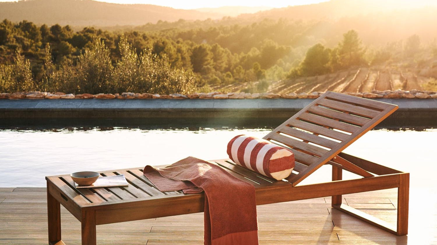 Ein eleganter Holz-Liegestuhl mit klaren Linien, langlebigem Teak- oder Eichenholz, perfekt für entspannte Stunden im Garten, auf Terrasse oder Balkon.