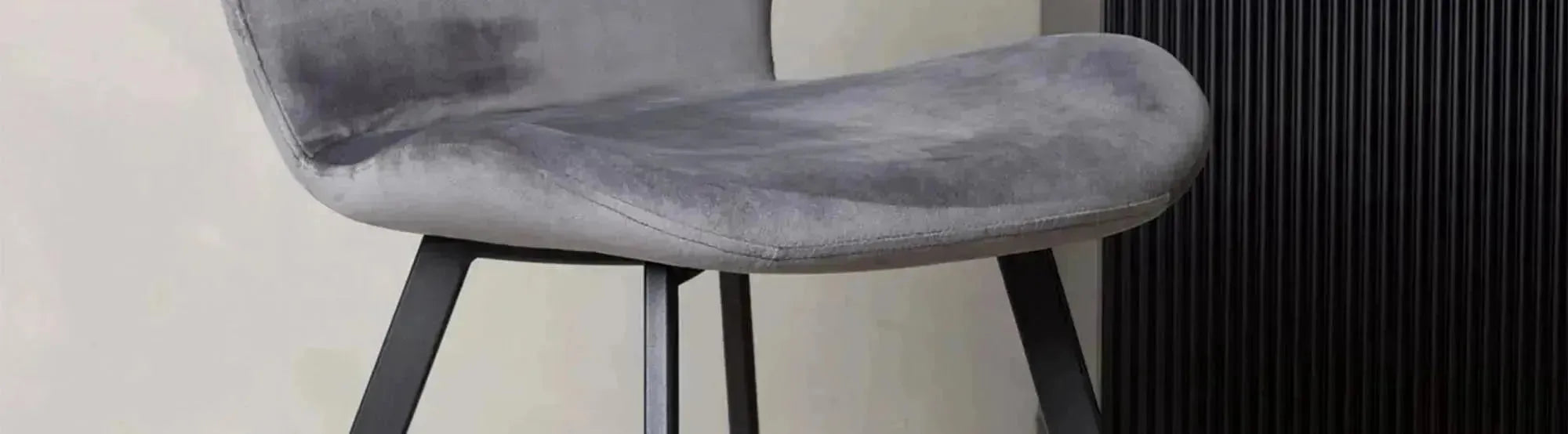 Elegante Lilja-Stühle von Venture Home in modernem skandinavischem Design, erhältlich in verschiedenen Farben und Materialien, perfekt für Esszimmer oder Wohnzimmer.
