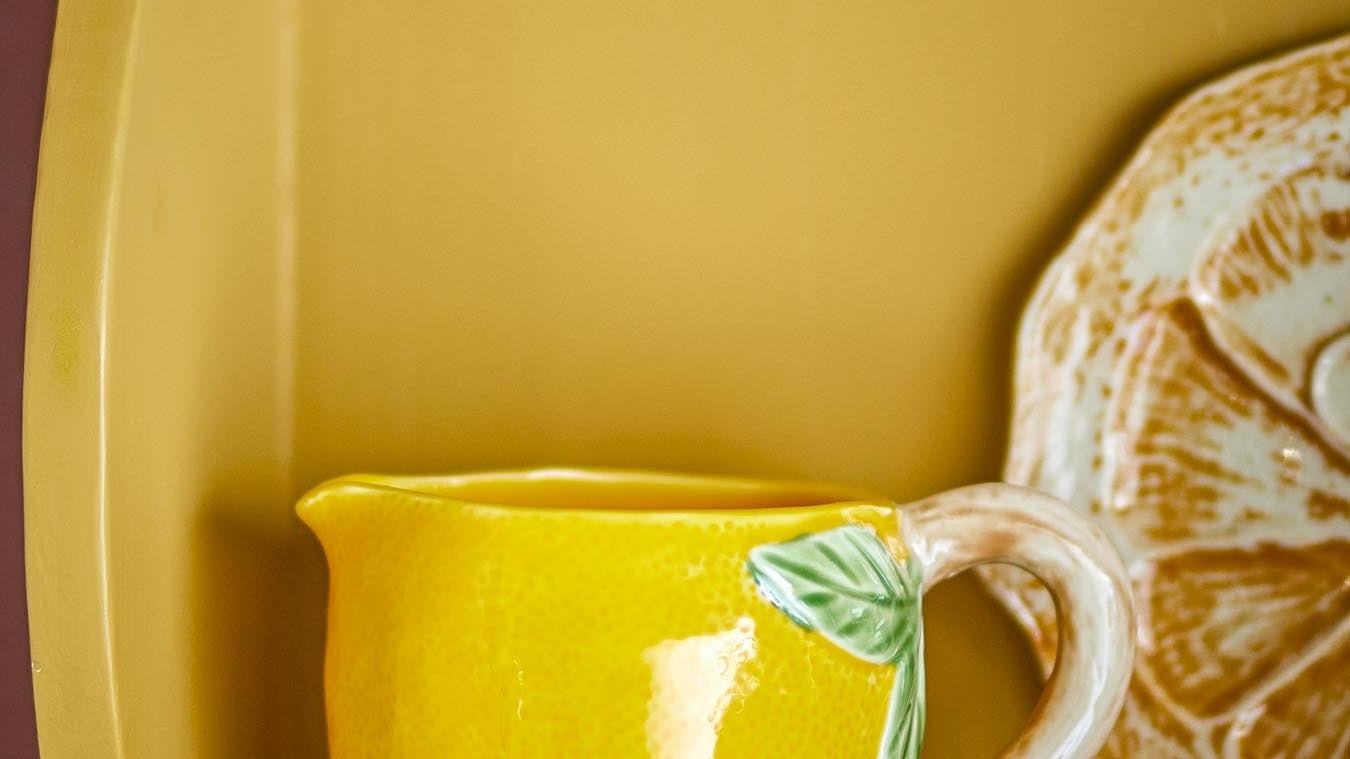 Entdecke die Limone Geschirrserie: Lebendige Gelbtöne, kunstvolle Zitronenmuster und hochwertiges Porzellan für jeden Tisch! Mediterraner Flair für dein Zuhause.