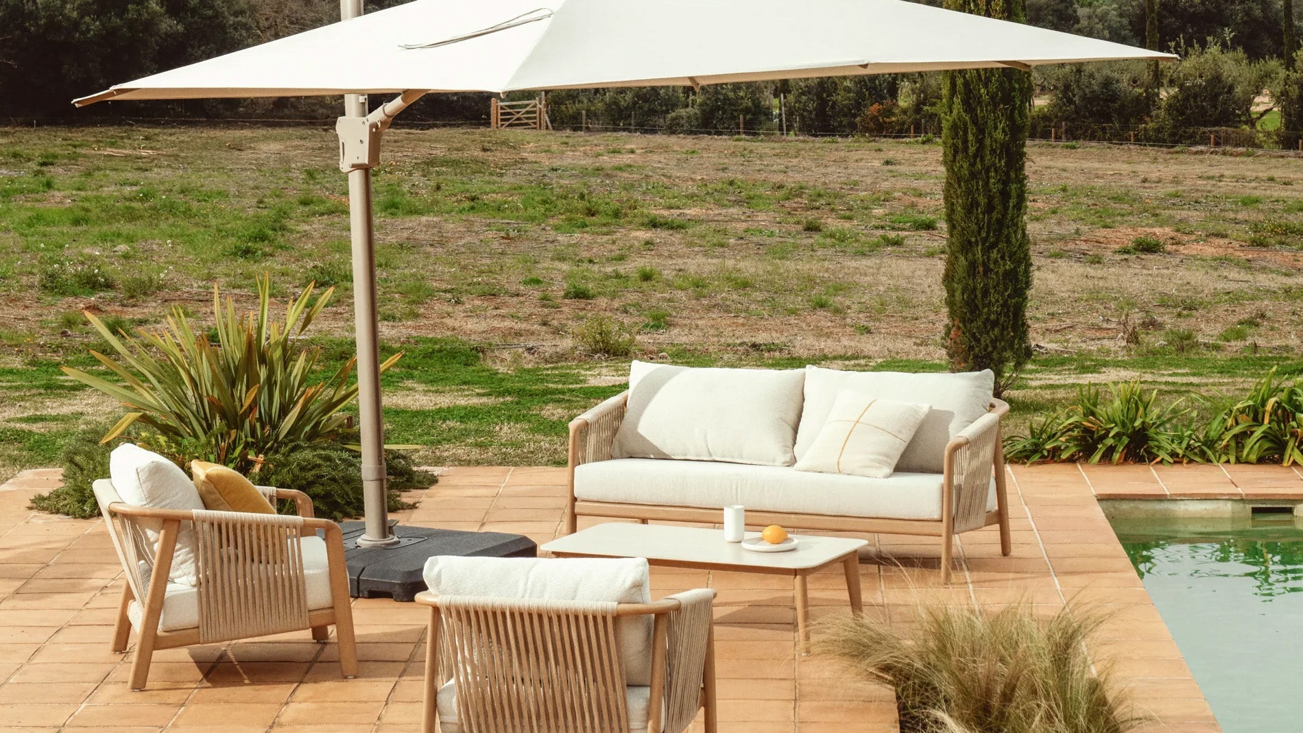 Entdecken Sie exklusive Outdoor Lounge-Liegen für Komfort und Stil in Ihrem Garten. Hochwertige Gartenmöbel für entspannte Stunden im Freien.