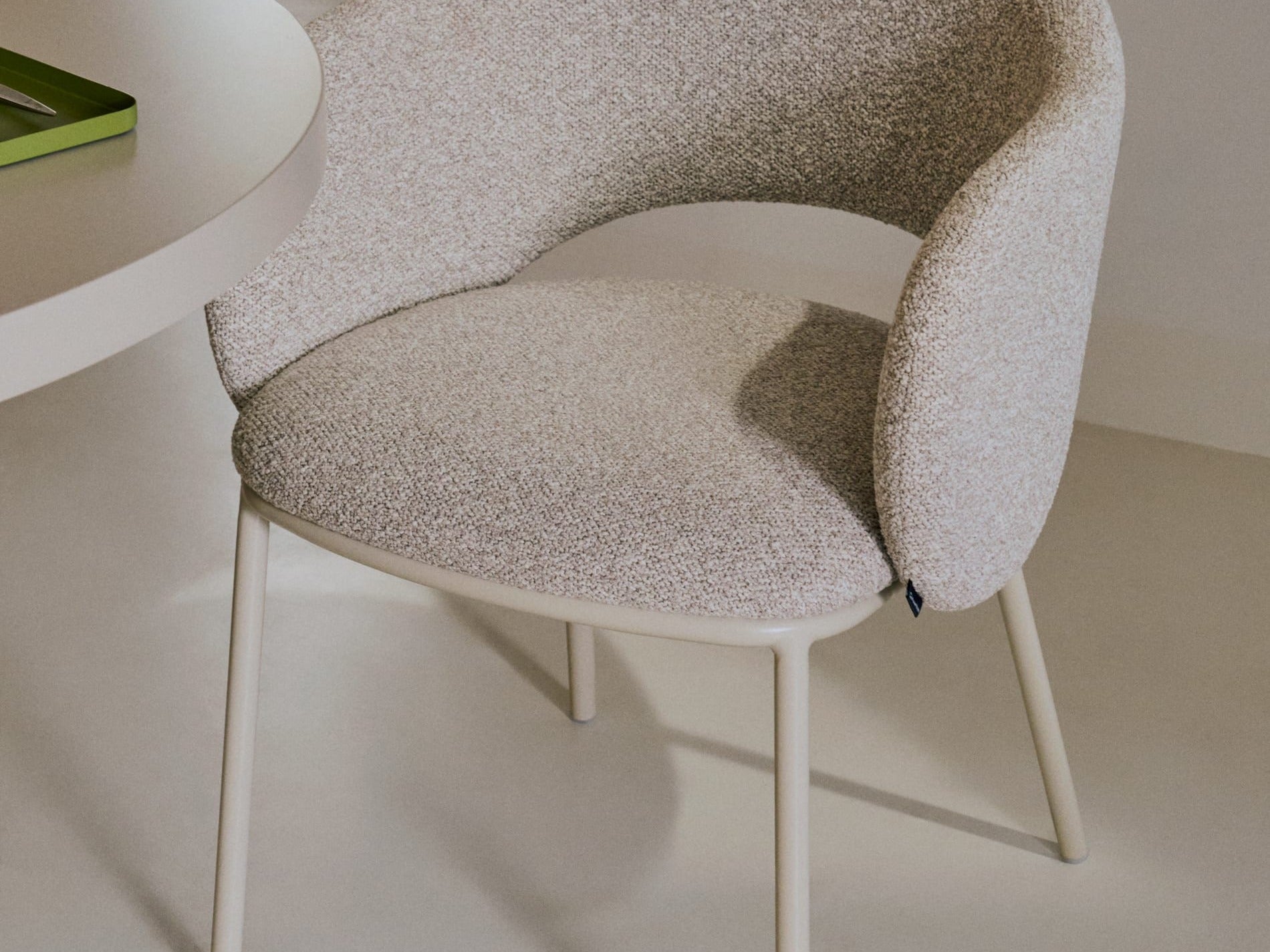 Elegante Möbel der Maina Kollektion von Kave Home, modernes Design, stilvolle Farben und hochwertige Materialien.