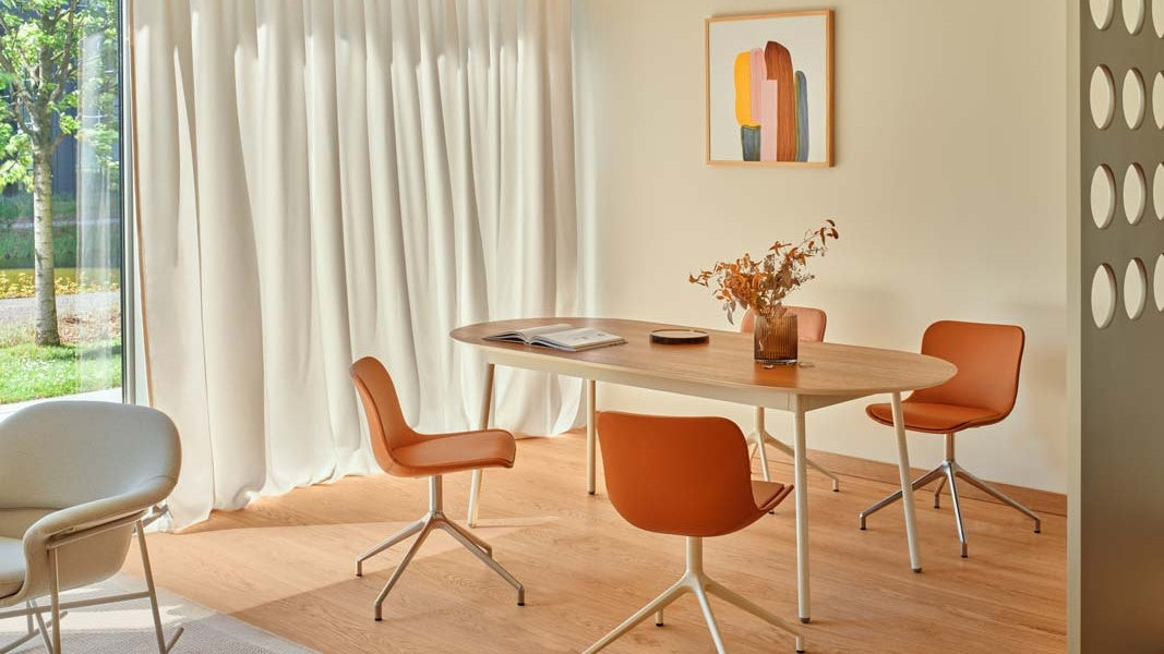 Moderner Drehstuhl Baltic 2 Classic BLK4P13 in Schwarz, ideal für Büro und Homeoffice, vereint Komfort und zeitgemäßes Design.