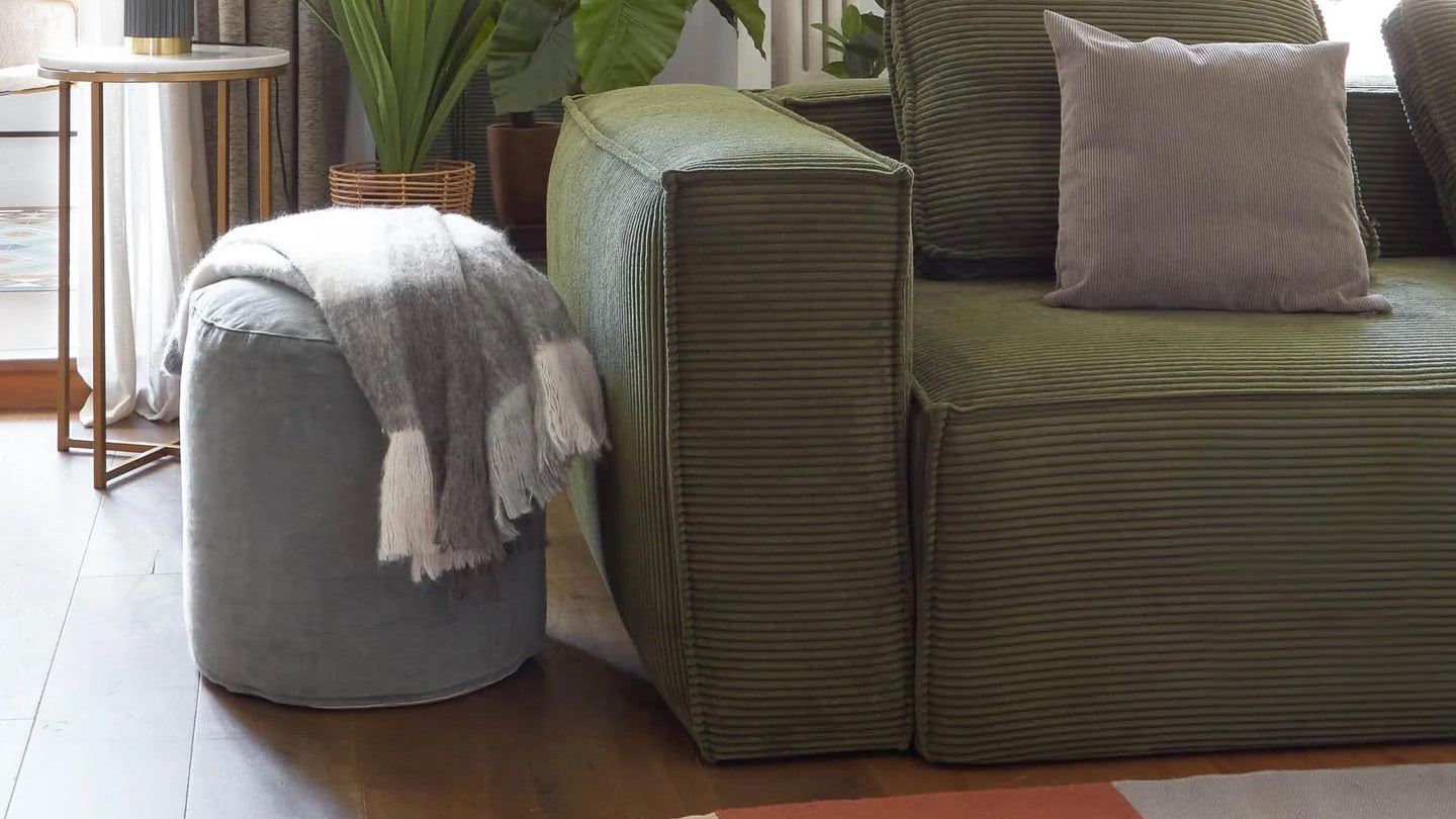 Stylischer Pouf in sanften Farben, ideal als Fußhocker oder Sitzgelegenheit, vielseitig und gemütlich für jedes Zuhause.