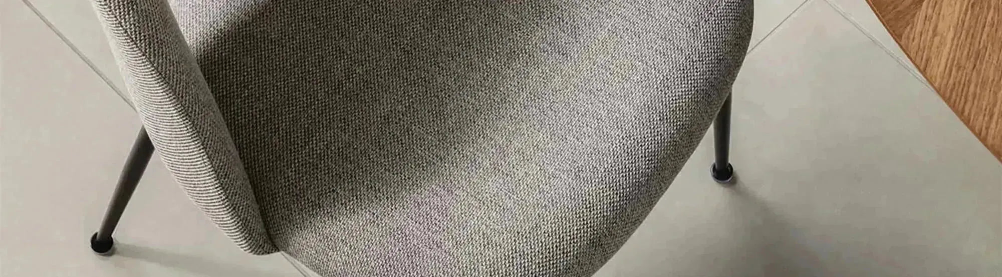 Elegante Mahalia-Stühle von Kave Home in modernem Design mit klaren Linien, perfekt für stilvolle und komfortable Wohnräume.