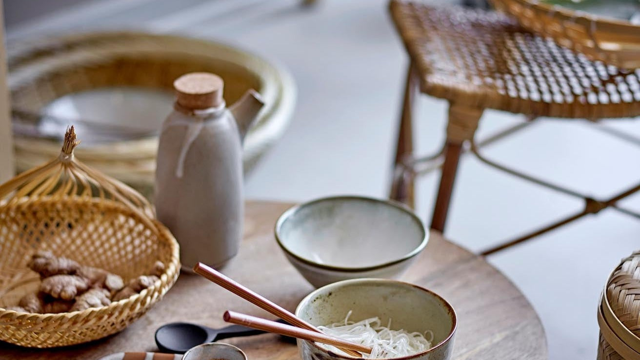 Masami Geschirrserie von Bloomingville aus Steingut – skandinavisch-asiatisches Design, erdige Farben, handgefertigte Details, vielseitig kombinierbar.