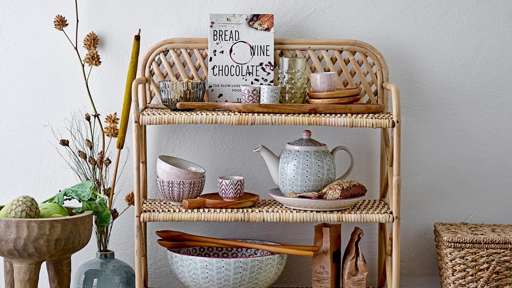 Entdecke die Maya Geschirrserie von Bloomingville: Handgefertigte Kunstwerke in sanften Erdtönen, perfekt für stilvolle Tischdekorationen.