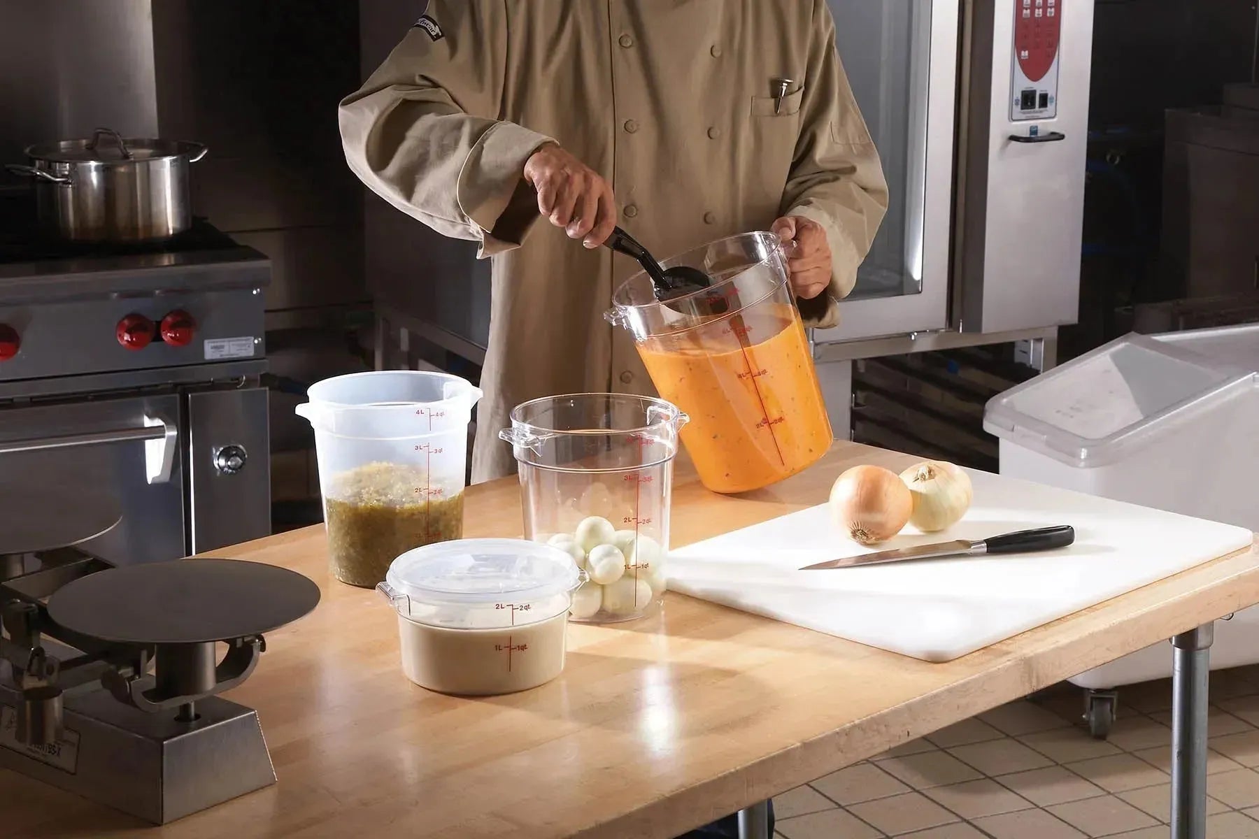 Stilvolle Produkte der Cambro Kollektion von KAQTU, präsentiert in einem modernen und eleganten Design, das Funktionalität und Ästhetik vereint.