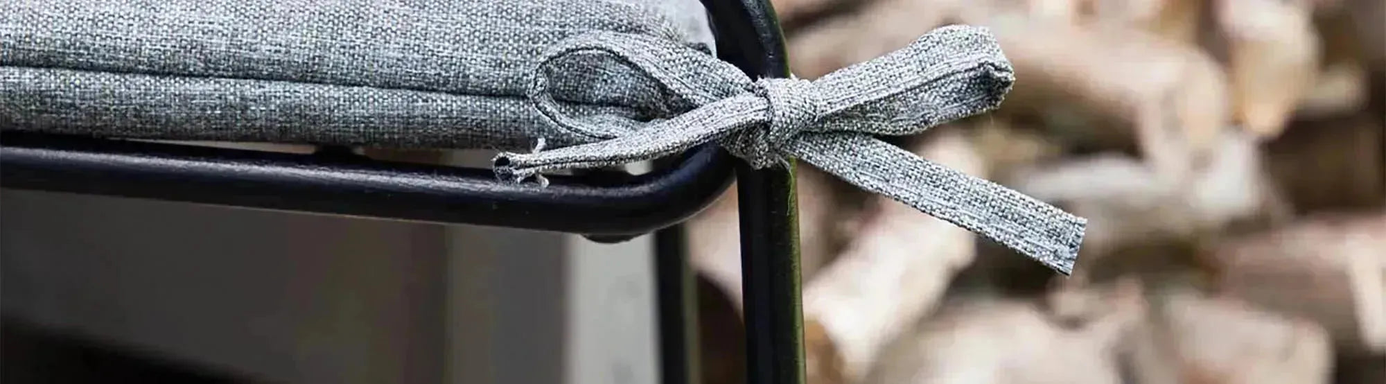 Stilvolle Milano Outdoor Möbel von Venture Home auf einer modernen Terrasse, bestehend aus wetterfesten Sitzmöbeln und einem Tisch, die zum Entspannen und Verweilen im Freien einladen.