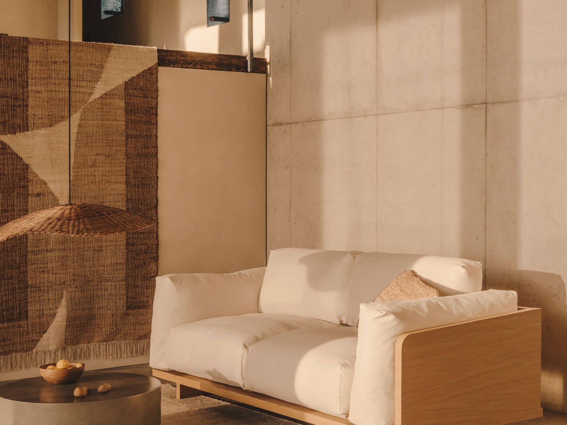 Elegante Oaq Kollektion von Kave Home: stilvolle Möbel mit modernem Design und warmen Holztönen.