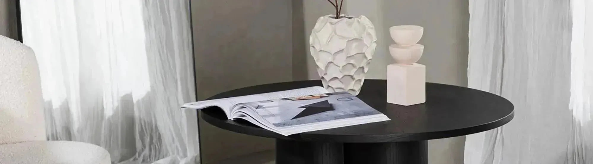 Elegante Tische der Olivia-Serie von Venture Home