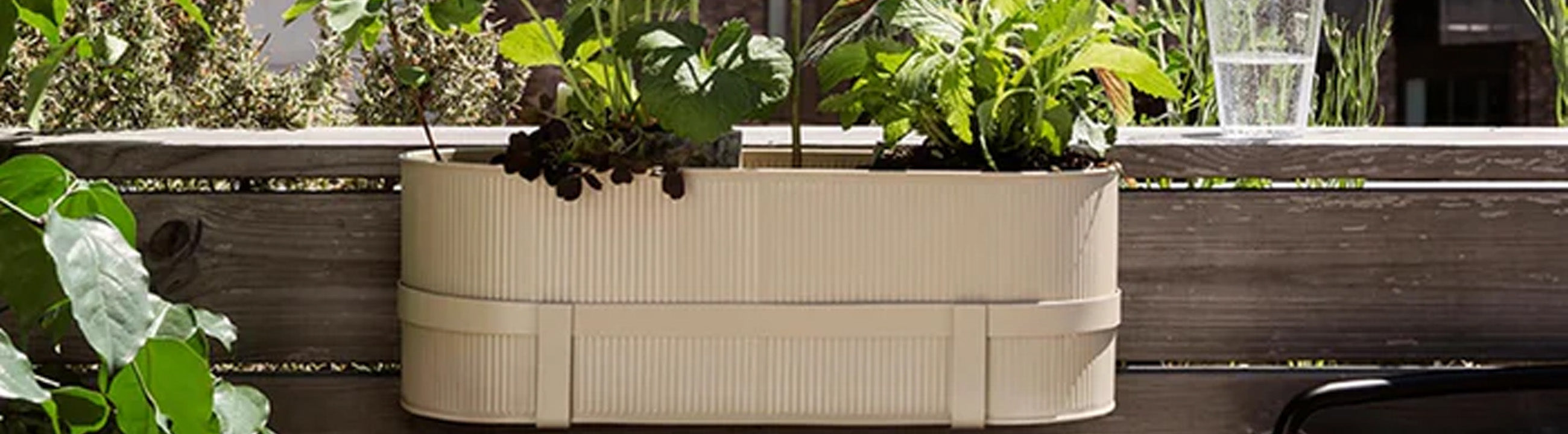 Der Bau Balkonkasten von Ferm Living sieht stylisch aus und ist mega praktisch für deine Balkon oder Terrasse. Perfekt um in den Frühling unsSommer zu starten.