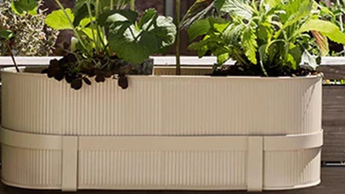 Der Bau Balkonkasten von Ferm Living sieht stylisch aus und ist mega praktisch für deine Balkon oder Terrasse. Perfekt um in den Frühling unsSommer zu starten.