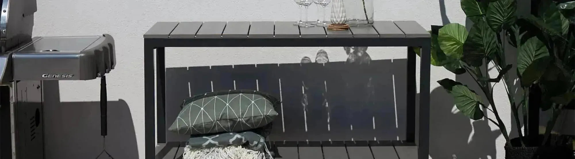 Outdoor-Lounge-Set der Parma-Kollektion von Venture Home, bestehend aus stilvollen, wetterfesten Möbeln mit klaren Linien und bequemen Polstern, arrangiert in einem modernen Gartenambiente.