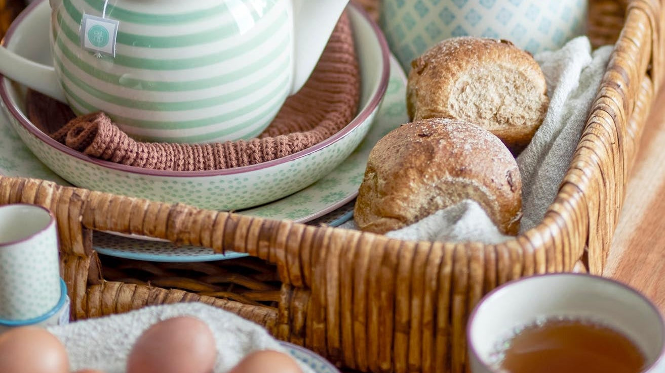 Elegantes Patrizia Geschirrset von Bloomingville in erdigen Tönen, mit matten und glasierten Oberflächen – ideal für Alltag und festliche Anlässe.