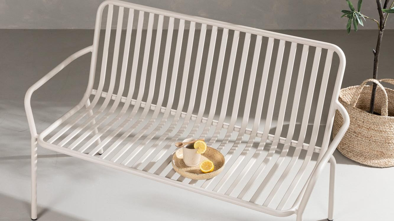 Entdecke die stilvolle Peking-Kollektion von Venture Home: wetterfeste Outdoor Möbel, modernes Design, flexible Sitzlösungen für deine Wohlfühloase!