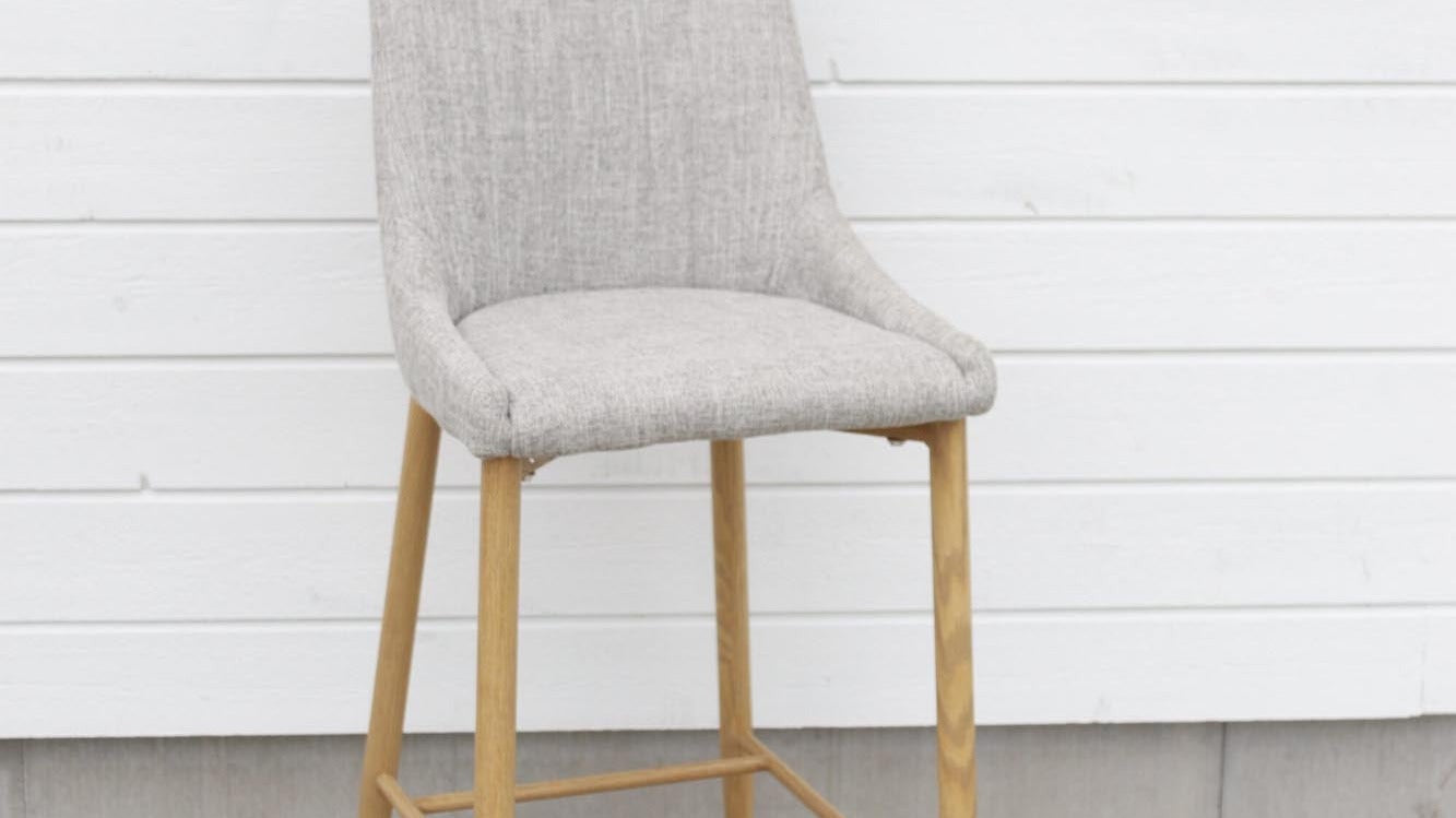 Entdecke die Plaza-Kollektion von Venture Home: elegante Tische und Stühle, die modernes Design mit zeitloser Eleganz vereinen.