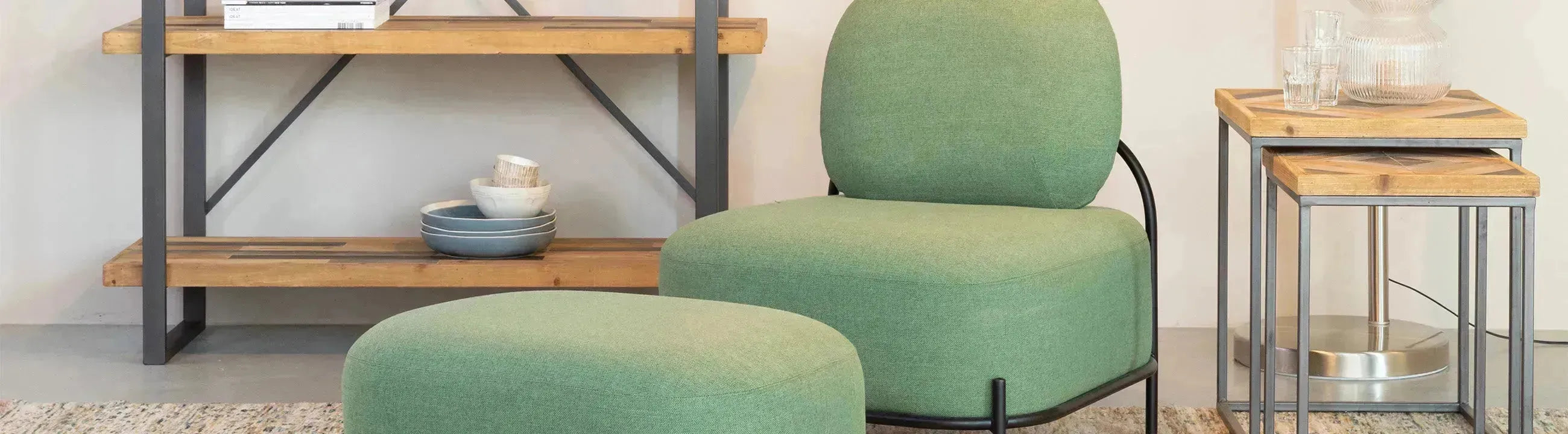 Stilvolle Sofas und Sessel der Polly-Kollektion von White Label Living, mit sanften Linien, hochwertigen Materialien und geschmackvollen Farben, die Eleganz und Gemütlichkeit in den Wohnraum bringen.