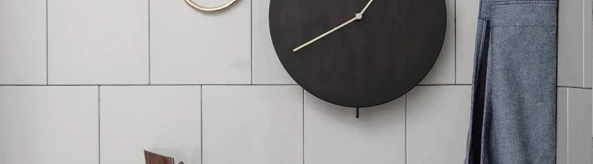 Elegante Möbel und Accessoires der Pond-Kollektion, harmonisch in sanften Farben und stilvollem Design.