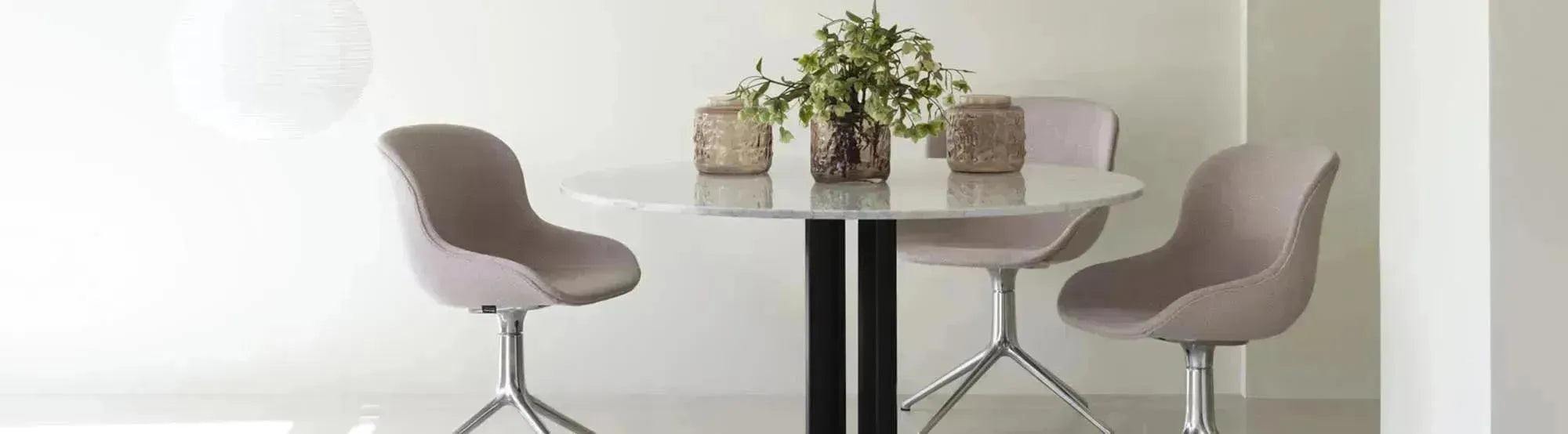 Puff Serie von Normann Copenhagen – skulpturale Poufs und Hocker mit sanften, runden Formen in verschiedenen Farben und Größen, die eine spielerische Leichtigkeit und gemütliche Atmosphäre in jeden Raum bringen.