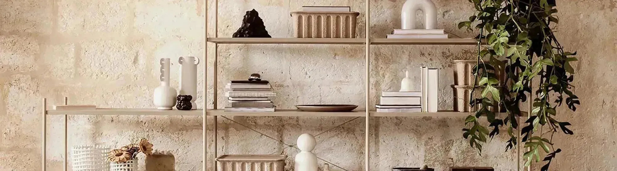 Modulares Regal der Punctual-Kollektion von Ferm Living in modernem, minimalistischem Design, präsentiert in einer stilvollen Wohnumgebung.