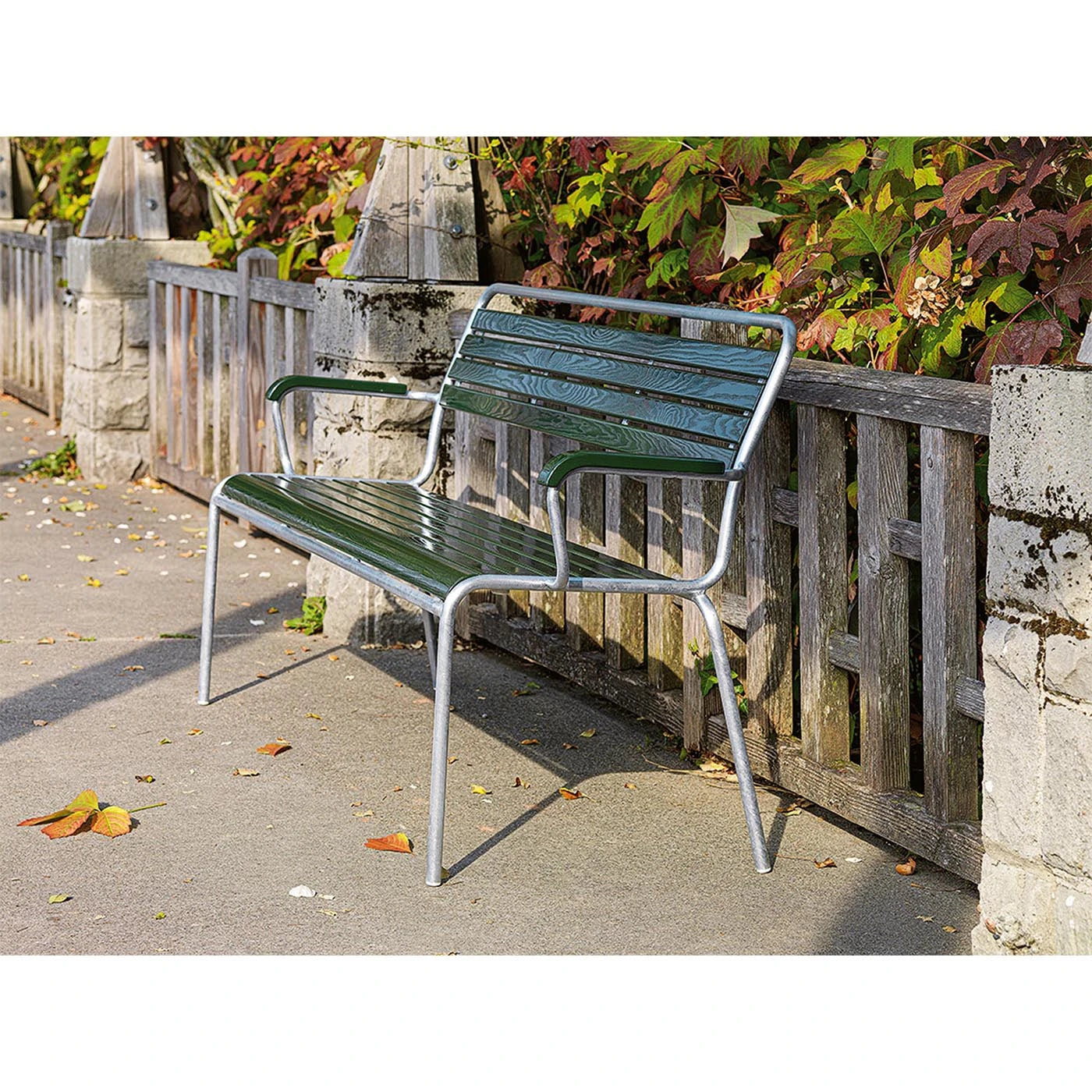Outdoor-Möbel der Rigi-Kollektion von Schaffner, bestehend aus wetterfesten Stühlen, Tischen und Bänken in modernem Design, Swiss Made für Garten und Gastronomie.