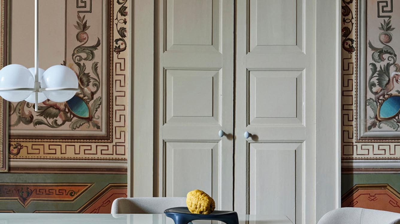 Entdecke die elegante Rink Kollektion von Ferm Living: stilvolle Tische aus Eichenholz und Marmor, perfekt für dein Zuhause.