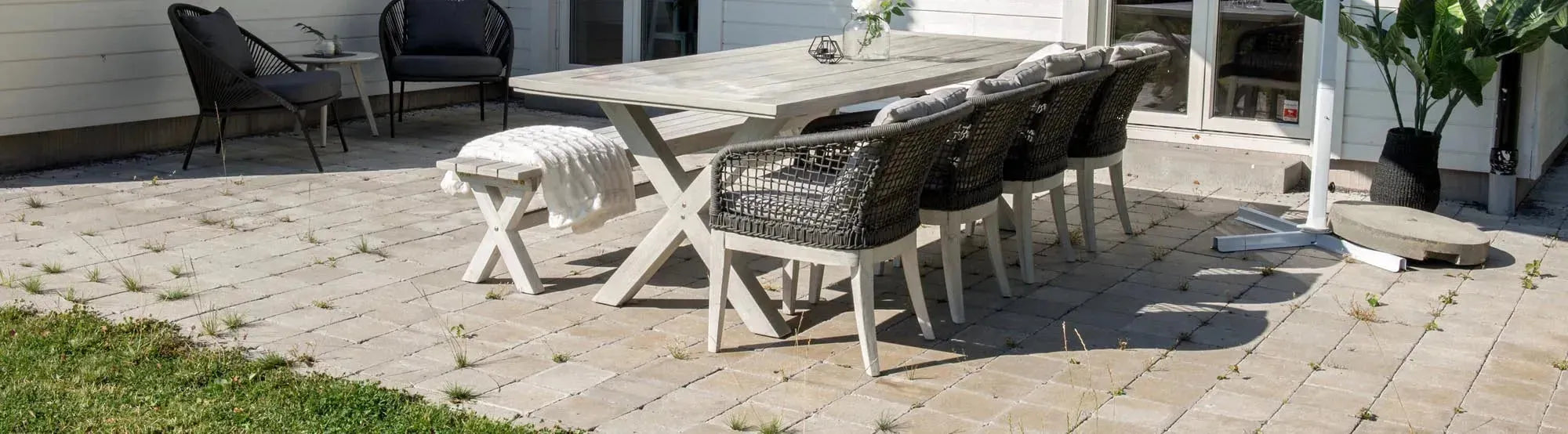 Outdoor-Möbel der Rives-Kollektion von Venture Home, bestehend aus einer stilvollen Loungegruppe mit klaren Linien und wetterfesten Materialien, arrangiert in einem modernen Gartenambiente.