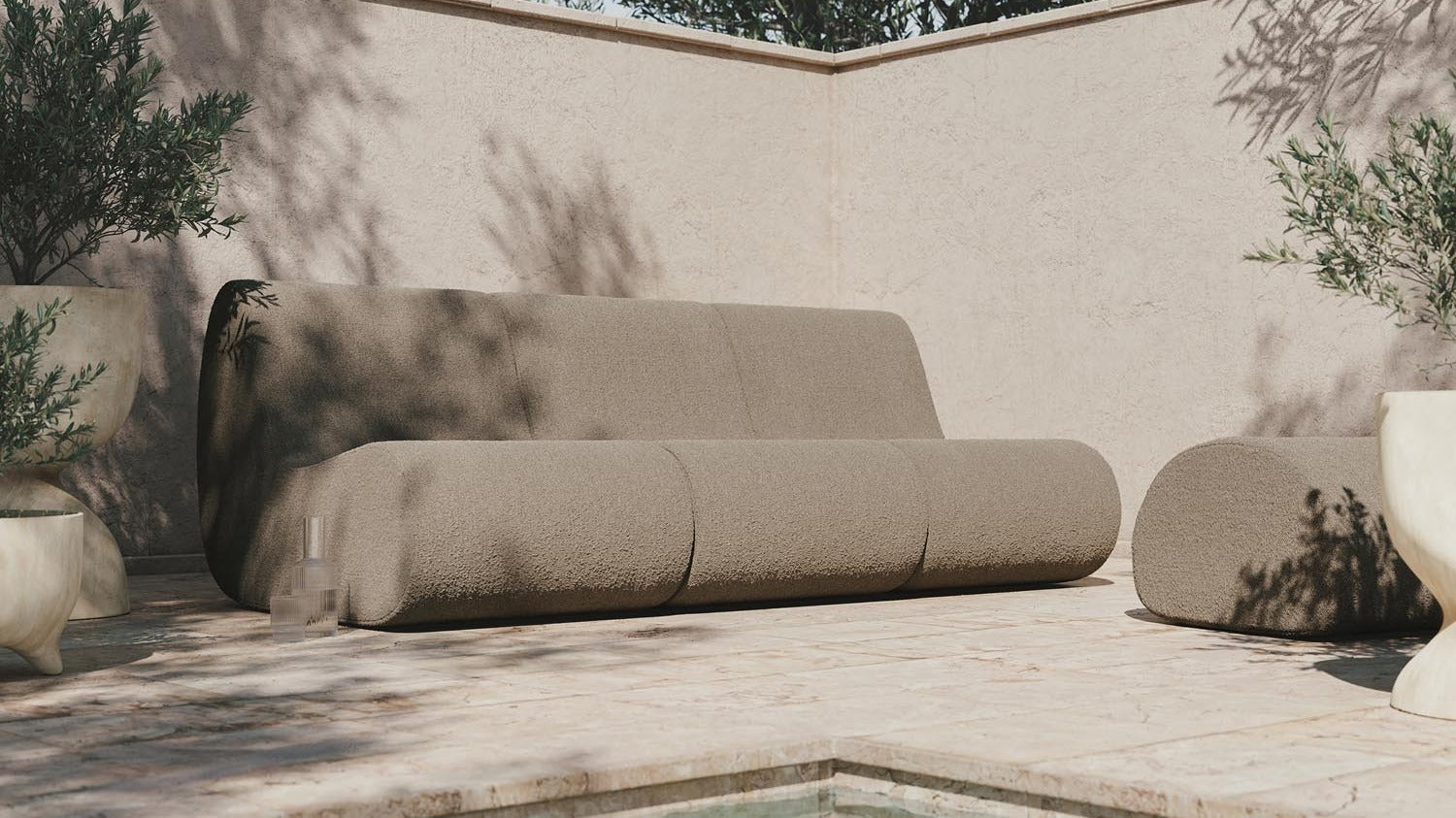 Entdecke die stilvollen Outdoor Sessel und Sofas der Rouli-Kollektion von Ferm Living. Hochwertige Materialien, modernes Design und individuelle Gestaltung für deinen Garten!