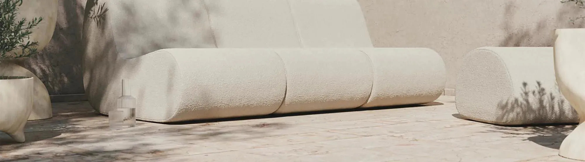Stilvolle Outdoor-Sessel und Sofas der Rouli-Kollektion von Ferm Living, mit skandinavischem Design, klaren Linien und wetterbeständigen Materialien, ideal für Garten, Balkon oder Terrasse.