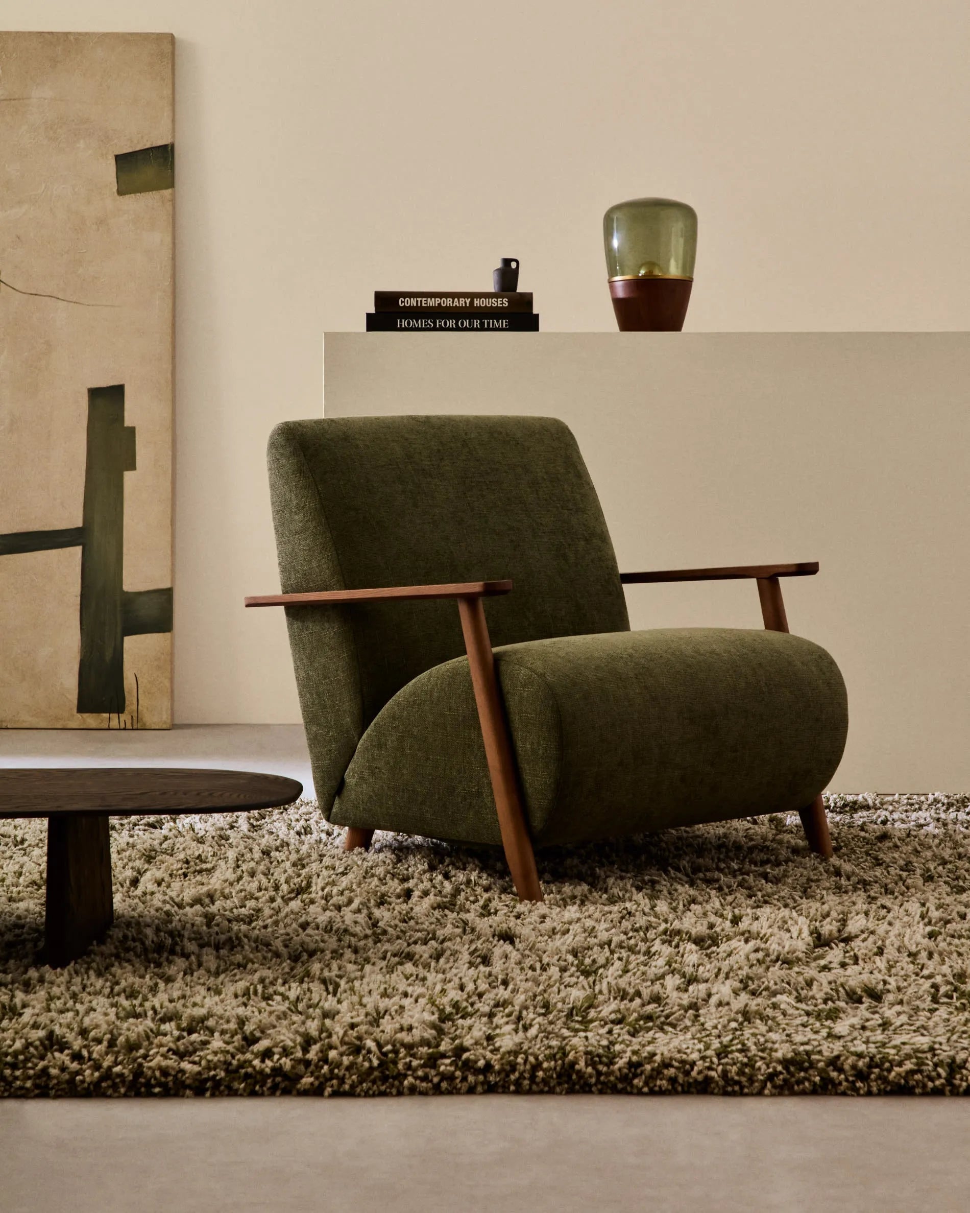 Fleckenbeständiger Sessel in modernem Design, ideal für Alltag, Familie und Haustiere, mit pflegeleichtem Bezug in einem stilvollen Wohnzimmer-Setting.
